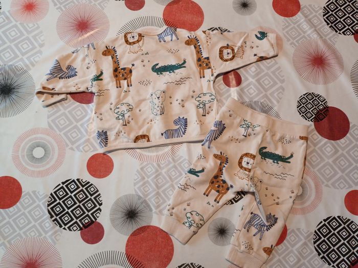 Tenue ensemble jogging 🦒 taille 9 mois comme neuf - photo numéro 4