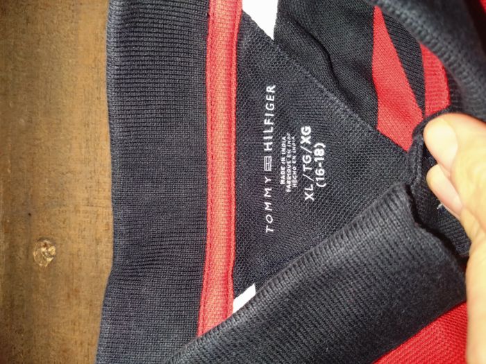 Polo Tommy Hilfiger rayé rouge, blanc et marine garçon 16-18 ans – Très bon état - photo numéro 3