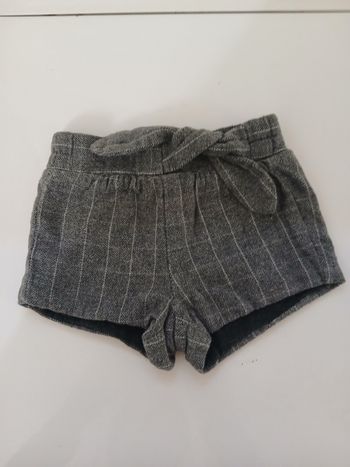 Short bebe fille d hiver taille 3 mois marque kiabi a carreaux couleur gris  