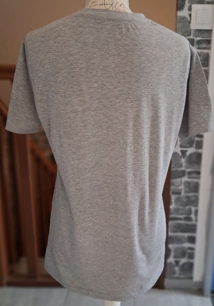 Long tee-shirt gris avec le col en V - photo numéro 4