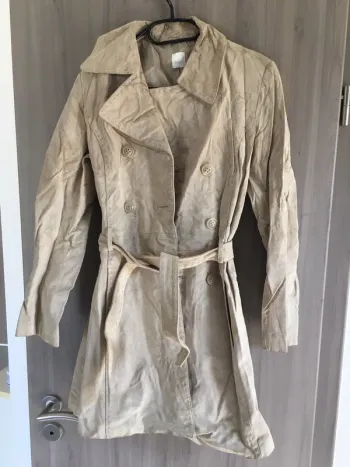 Trench en daim beige ceintré