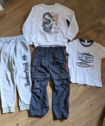 Lot de vêtements taille 8 ans présentant des défauts