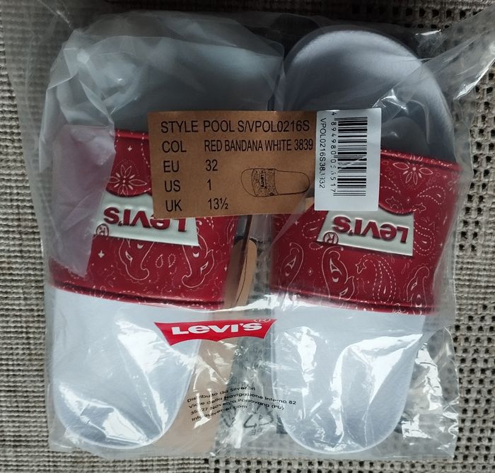 Claquettes Levi's neuves pour la piscine et la plage (pointure 32), jamais portées.