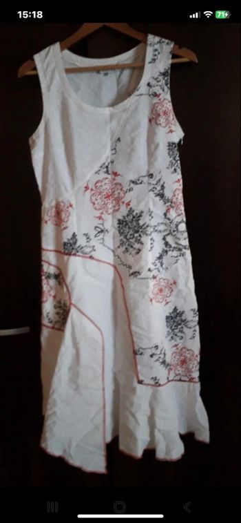 Jolie robe asymétrique blanche avec motifs asiatiques noirs et rouges