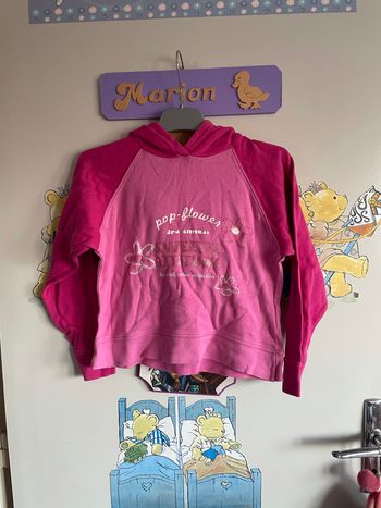 Pull à capuche rose à motifs, taille 6 ans.