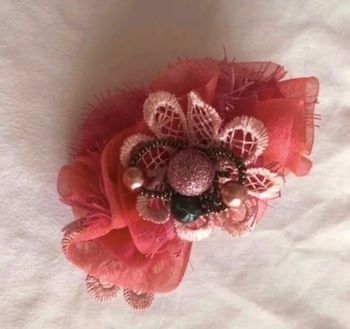 Superbe chouchou en voile rose, fleurs et perles