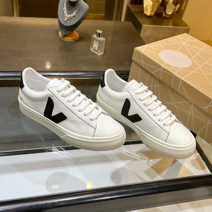 38:Baskets blanches VEJA disponibles. Un modèle prisé des célébrités et des blogueurs de mode en Eur - photo numéro 2
