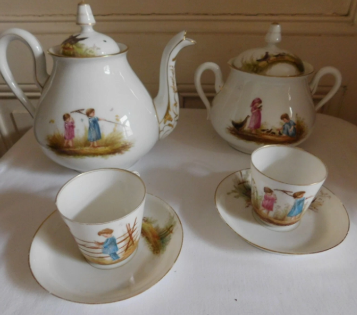 Un ensemble de tasses à café