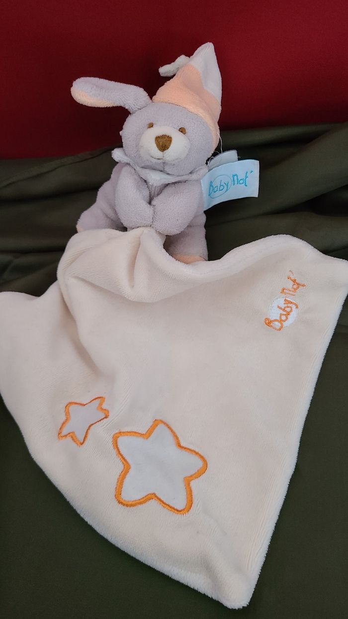 Doudou CHIEN gris mouchoir orange - BaBY NaT - Etoiles brodées - 15 cm - LUMINESCENT