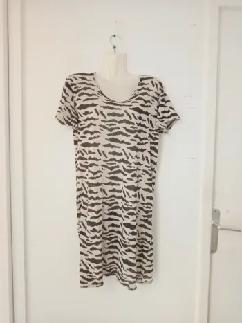 Robe ou tunique transparente à motifs zébrée femme