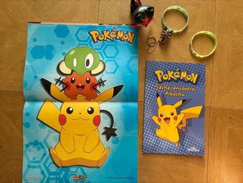 Pokémon - Lot livre, porte clé , Bracelets, figurine, poster