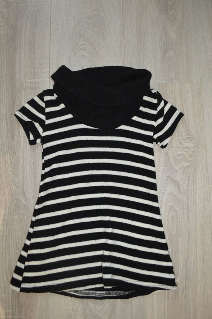 Pull long rayé blanc noir 8 ans