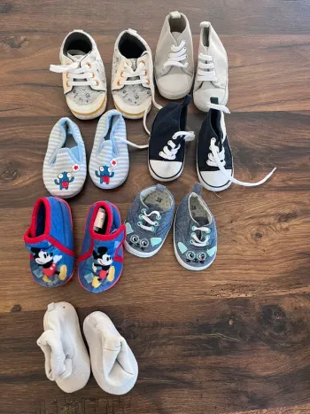 Lot de petites chaussures nourrissons