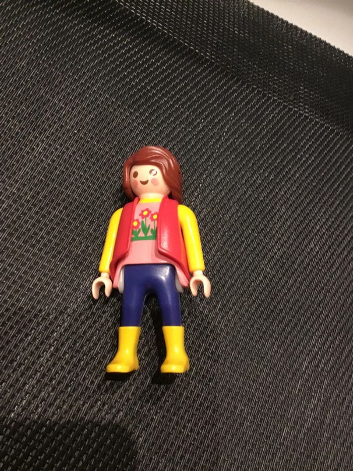 Playmobil figurine femme brune pantalon et bottes jaunes haut à fleurs - photo numéro 3