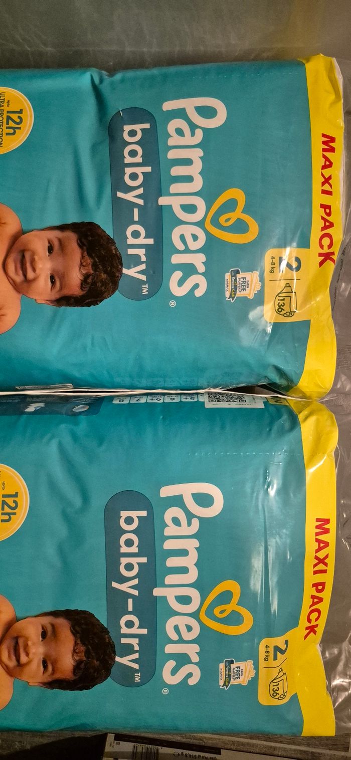 Pampers  Taille 2  ( 272 couches )