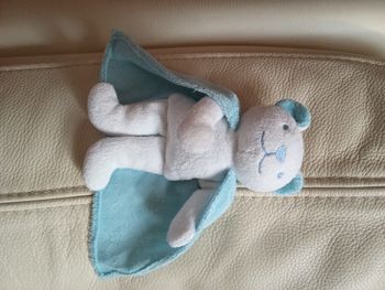 Doudou peluche ours ourson blanc avec cape bleue claire marque TEX ou comptine d'occasion bouloches utilisé