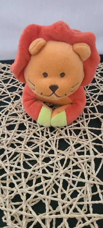 Doudou hochet lion rouge couché BEBE CONFORT