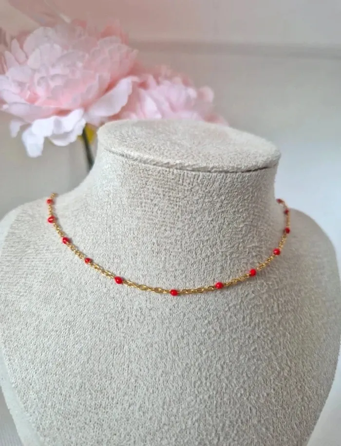 Collier dorée ras du cou réglable 🌸 en acier inoxydable perles résines rouges - photo numéro 2