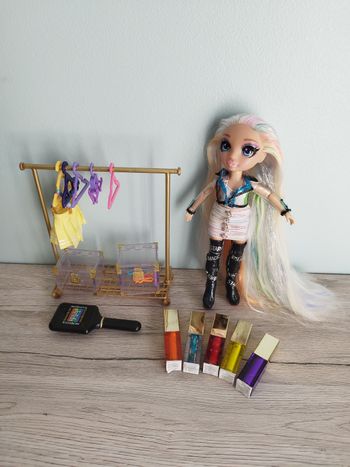 Poupée rainbow high amaya et son dressing