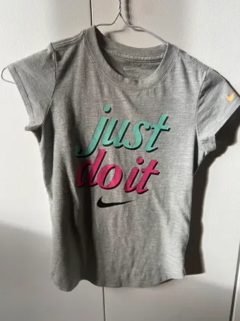 T-shirt Nike.