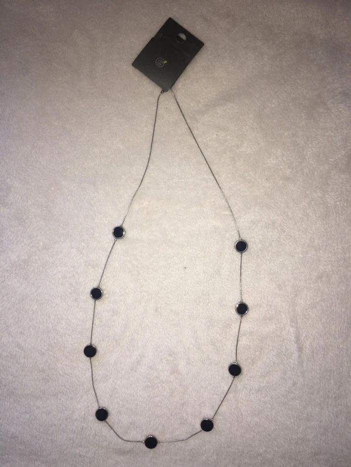 Collier long fin sautoir argenté à breloques noires