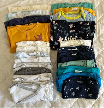 Lot de 24 vêtements garçon taille 6 mois