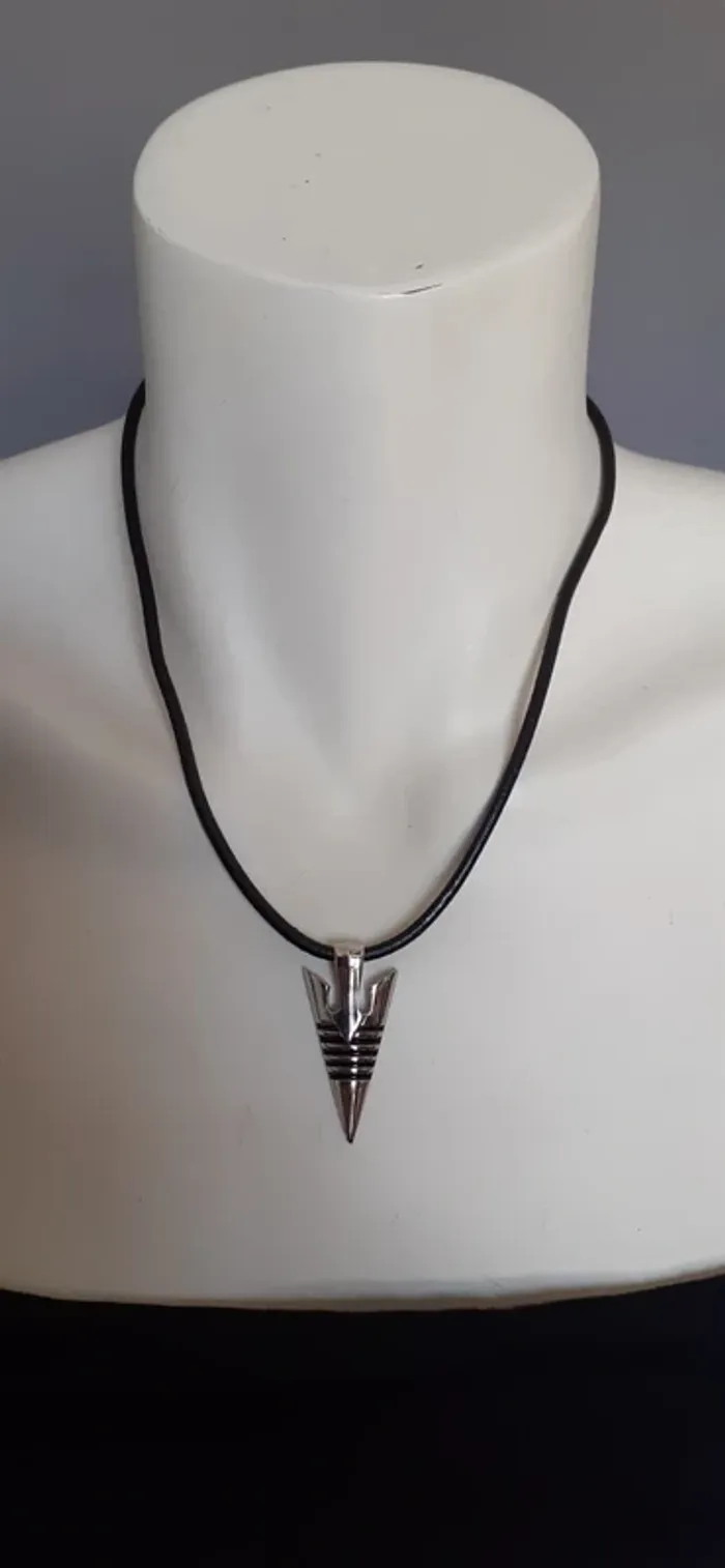Joli collier avec pendentif tribal. - photo numéro 2