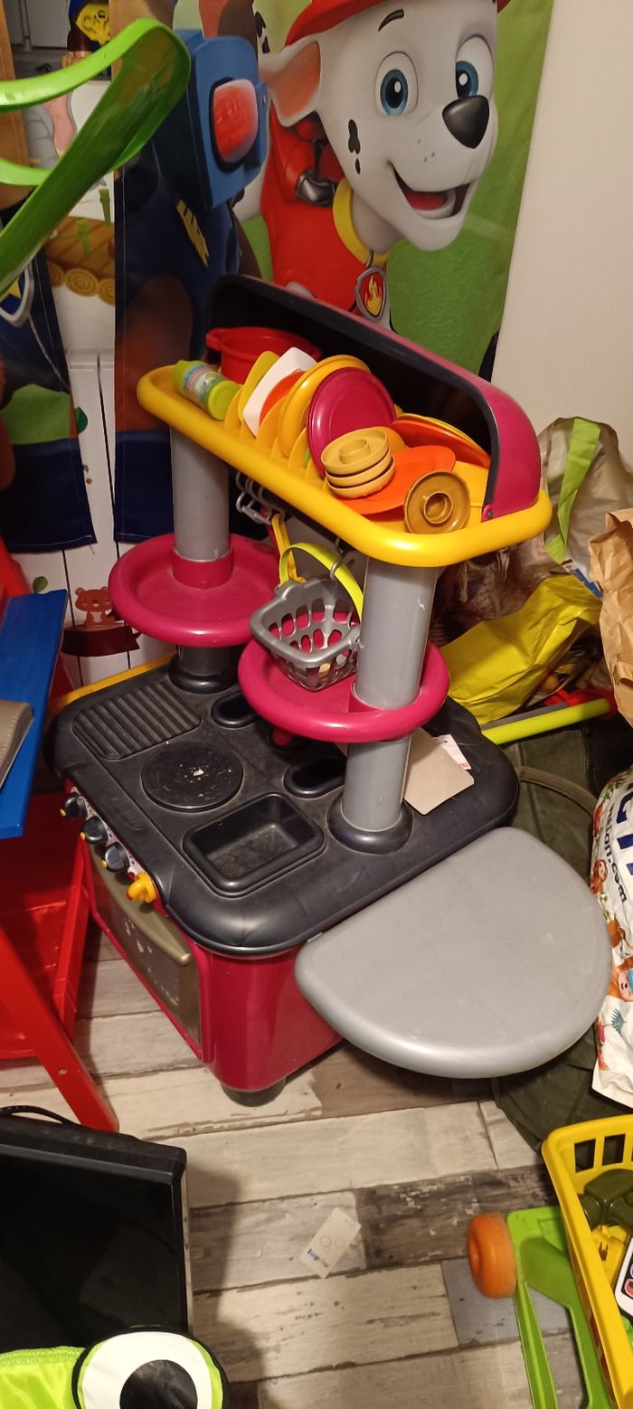 Vont jouer pour enfant de 2 à 8 ans vêtements neuf les chaussures n'ont jamais été utilisé ou très peu les chaussures adidas sont collector et je les vendrai pas en dessous de 20 € avec une paire au choix en plus ou un vêtement en plus les bottes ell - photo numéro 3