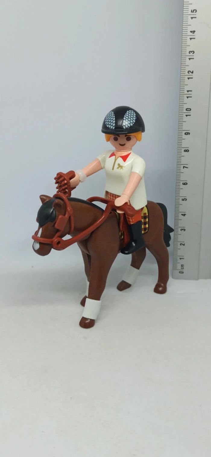 Femme cavalière avec brosse et cheval marron playmobil
