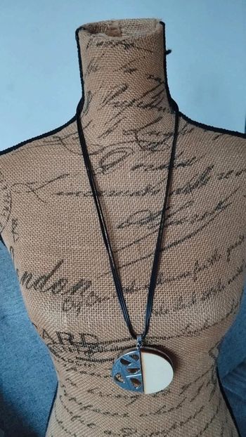 Collier sautoir pendentif  rond  argenté  bois