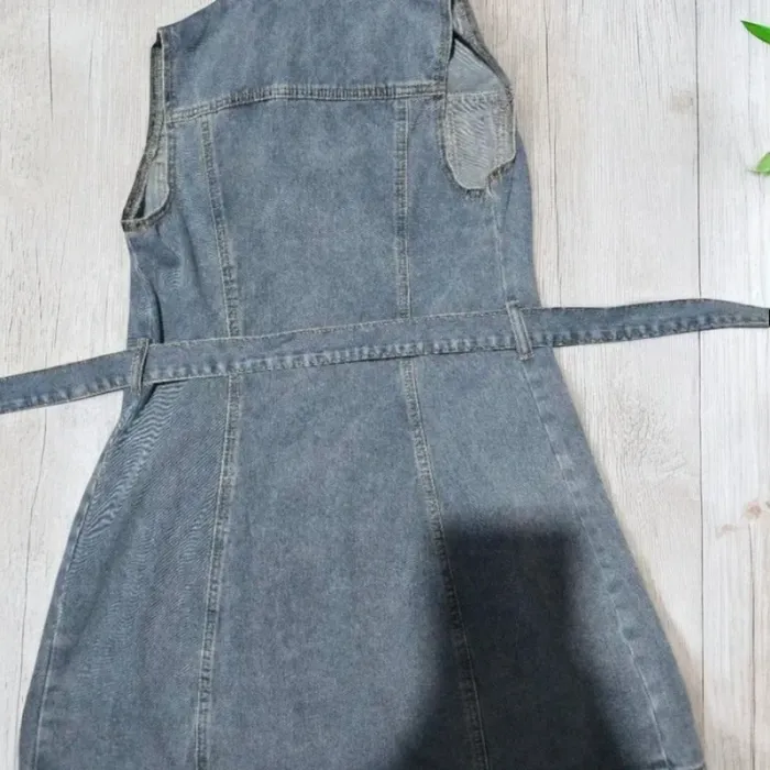 Robe courte en jean denim 💙 boutonnée & ceinturée | tendance été automne 2025 - photo numéro 4