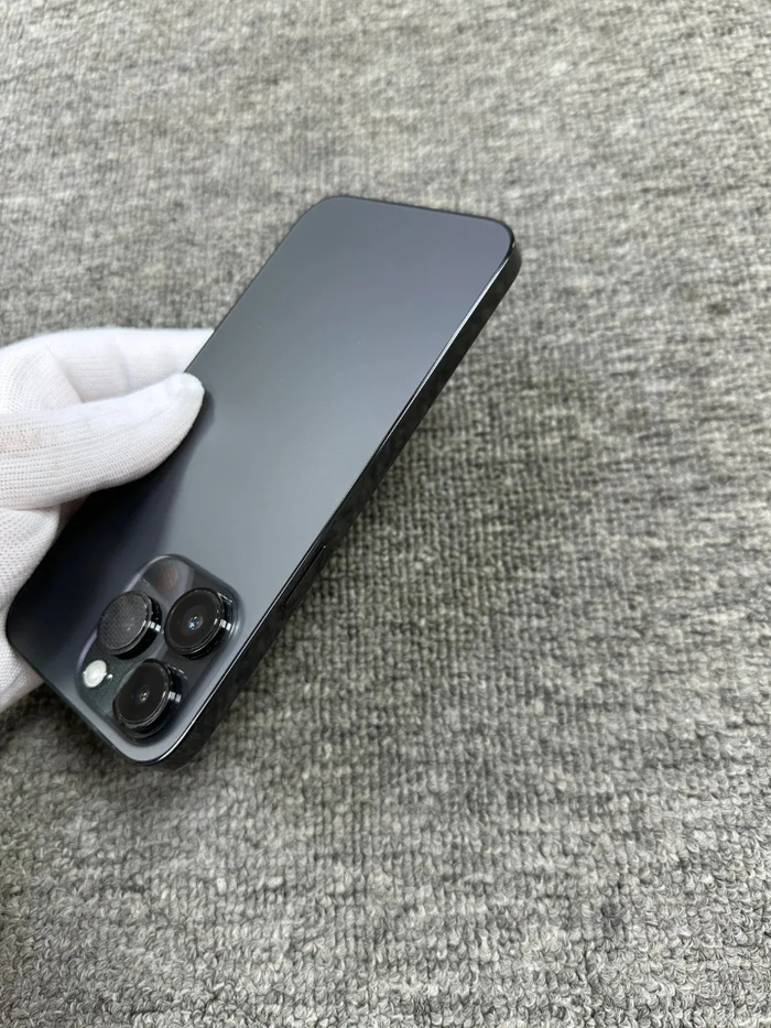 Une iphone quatorze pro max - photo numéro 3