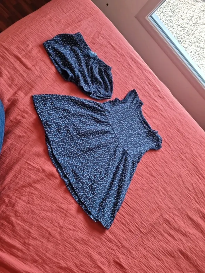 Ensemble robe short bleue fleurs fashion private company 24 mois très bon état