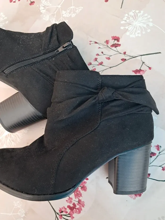 Jolies bottines noires à talons avec nœud côté, comme neuves - T39 - Ligne à suivre - photo numéro 2