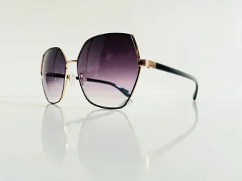 Lunette de soleil femme hexagonale noire et dorée verres dégradés UV protection catégorie 3