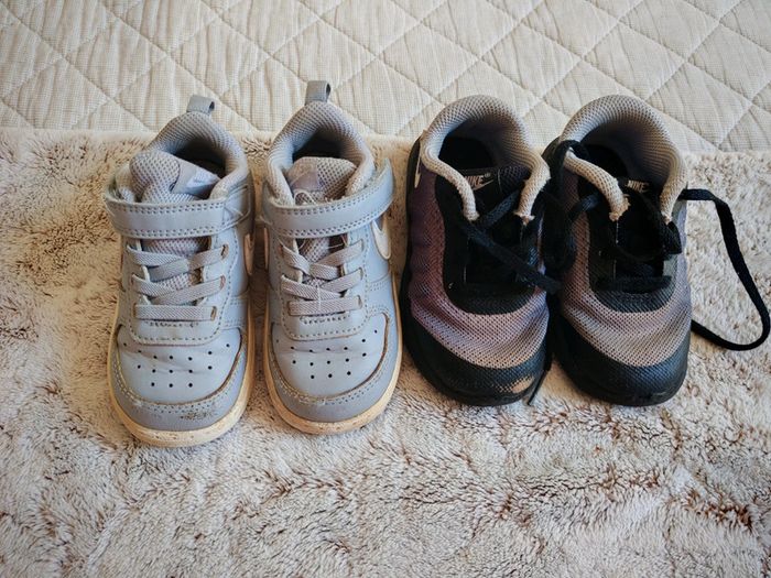 Baskets Nike taille 23.5