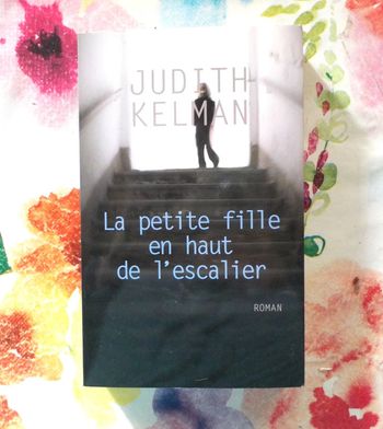 La petite fille en haut de l'escalier de Judith Kelman Ed. France Loisirs