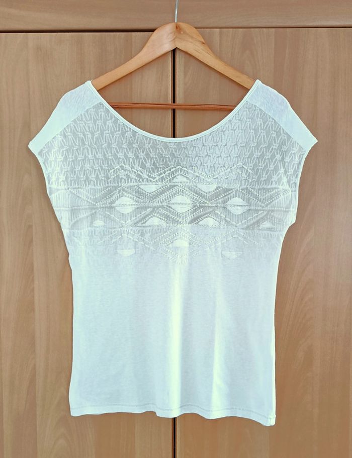 T shirt creme et beige imprime geometrique. Dos decolette. Camaieu. Taille 38