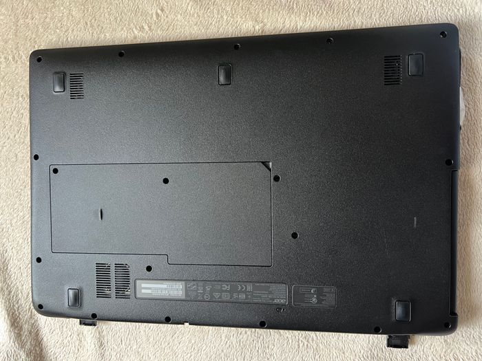 Plasturgie de dessous – Acer Aspire ES1-732 (modèle N16C3)