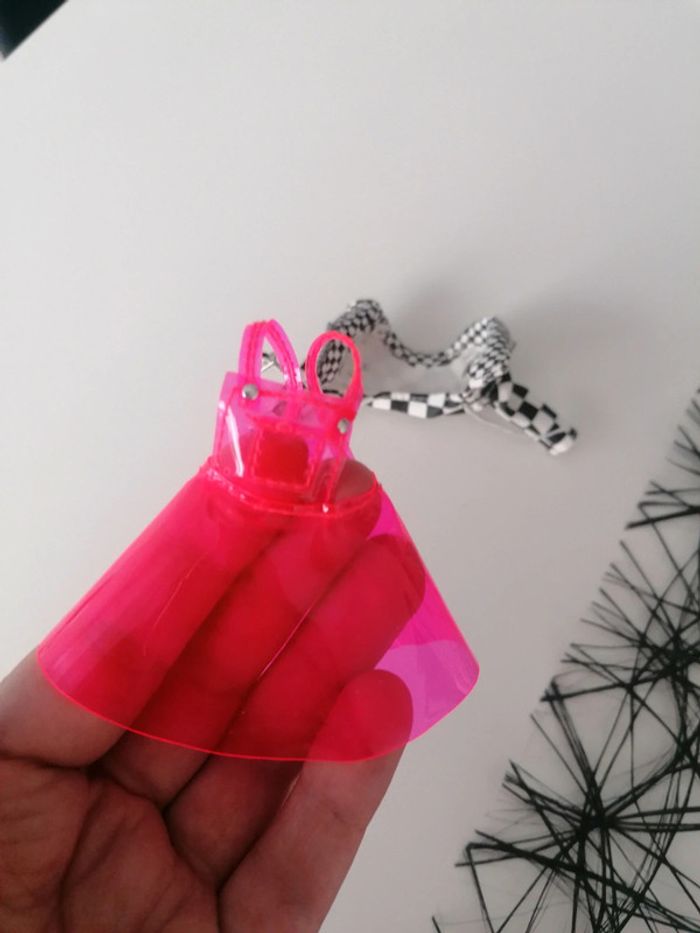 2 vêtements Barbie 👧🏻 - photo numéro 3