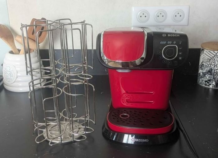 Cafetière TASSIMO et support à capsules