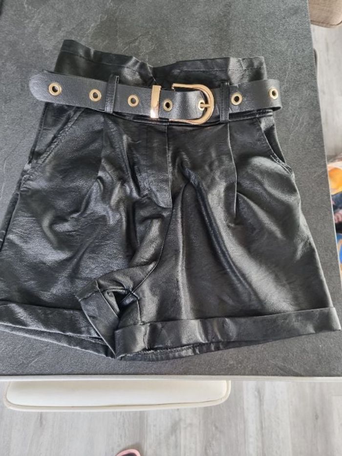 Short noir style cuire