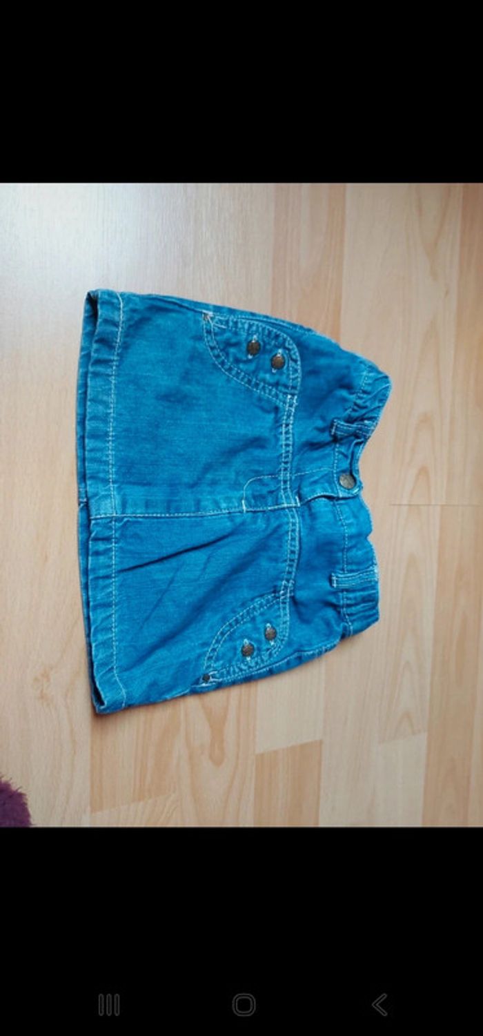 Jupe jeans taille 18 mois mais taille grand