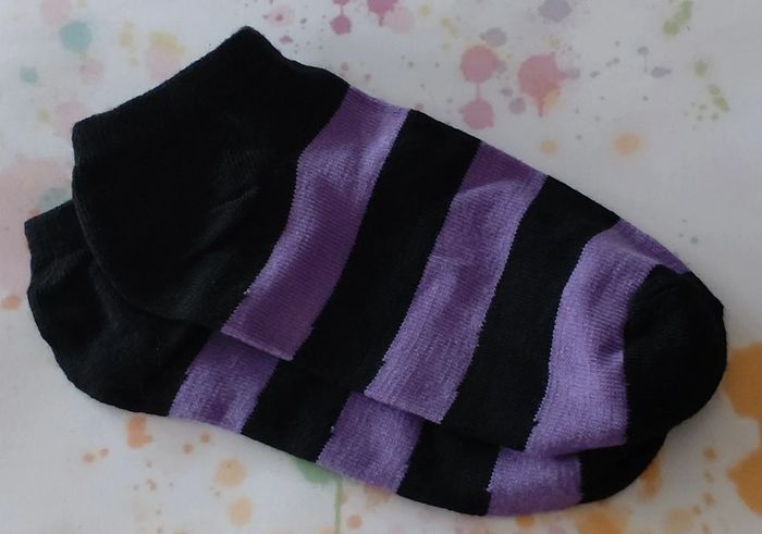 chaussettes noires et violettes neuve