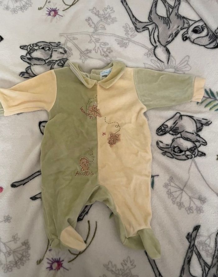 Pyjama crème et vert à motifs, taille 0 mois, marque Petit Kimbaloo.