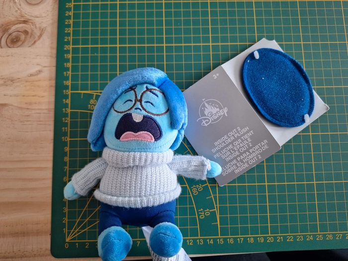 Peluche Tristesse Vice Versa 2 - Disney Pixar - Shoulder Plush Aimantée - photo numéro 4