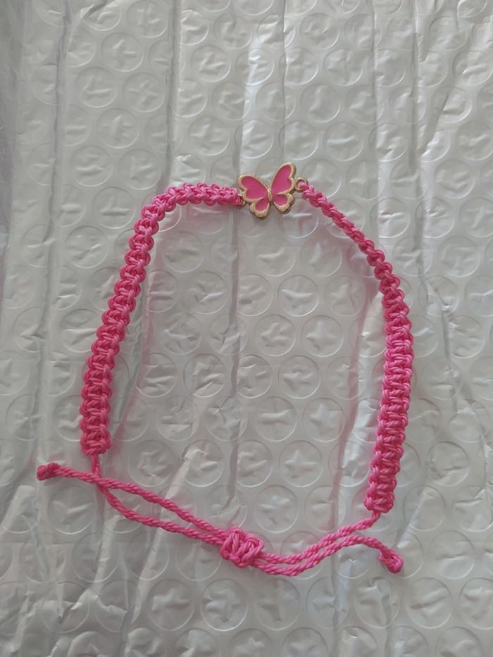 Bracelet tressé rose avec papillon