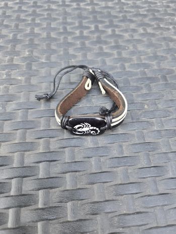 Bracelet cuir motif scorpion