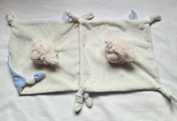 Lot de 2 doudous mouton carré plat blanc et bleu - Pédiatril