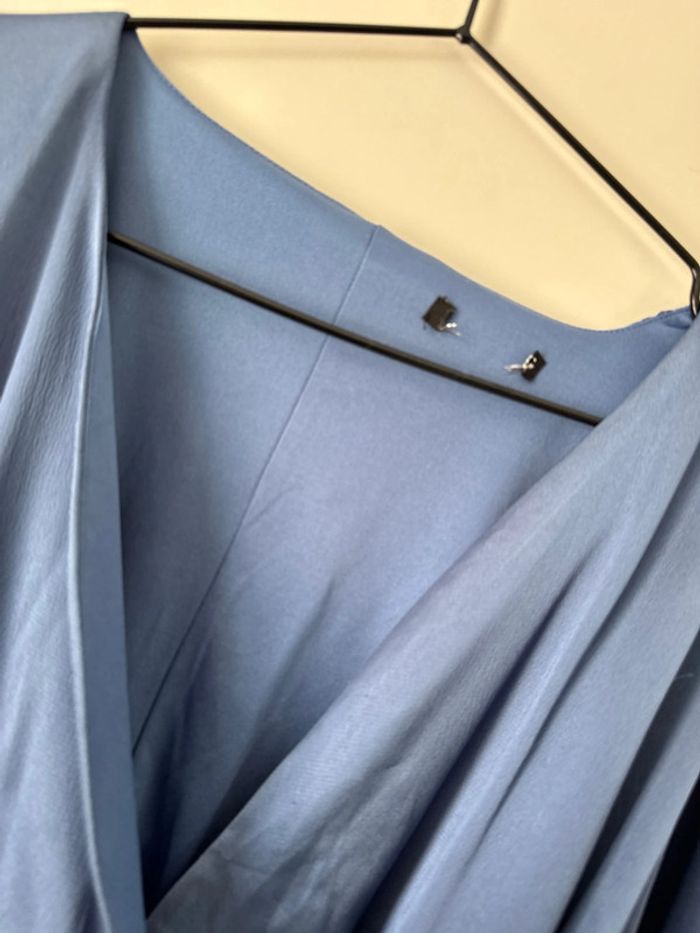👗 🌻Robe longue portefeuille en satin à manches kimono TFNC bleu foncé- très bon état - taille 38 - photo numéro 4